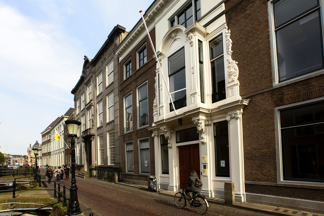 De Drift in de Utrechtse binnenstad, rechts gebouwen van de Universiteit Utrecht.