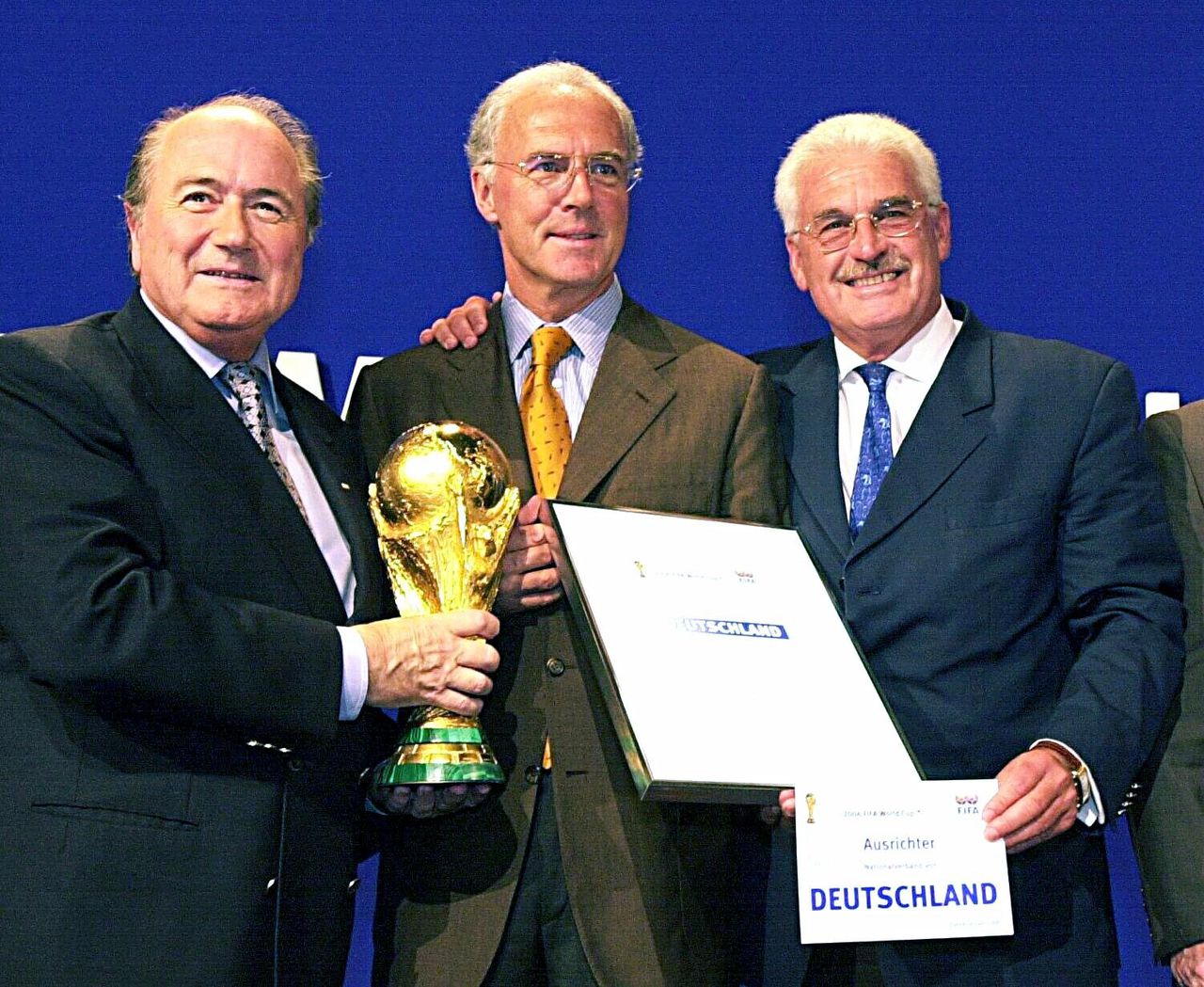 Sepp Blatter (links) met Franz Beckenbauer en Fedor Radmann, beiden van het comité dat het WK van 2006 moest zien binnen te halen.