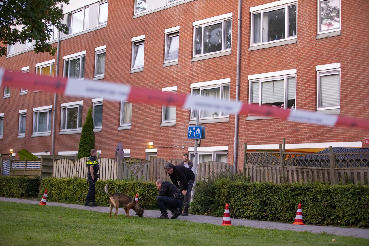 Politie doet onderzoek in een woning aan het Nieuwersluishof, nadat er meerdere keren geschoten is op het huis.