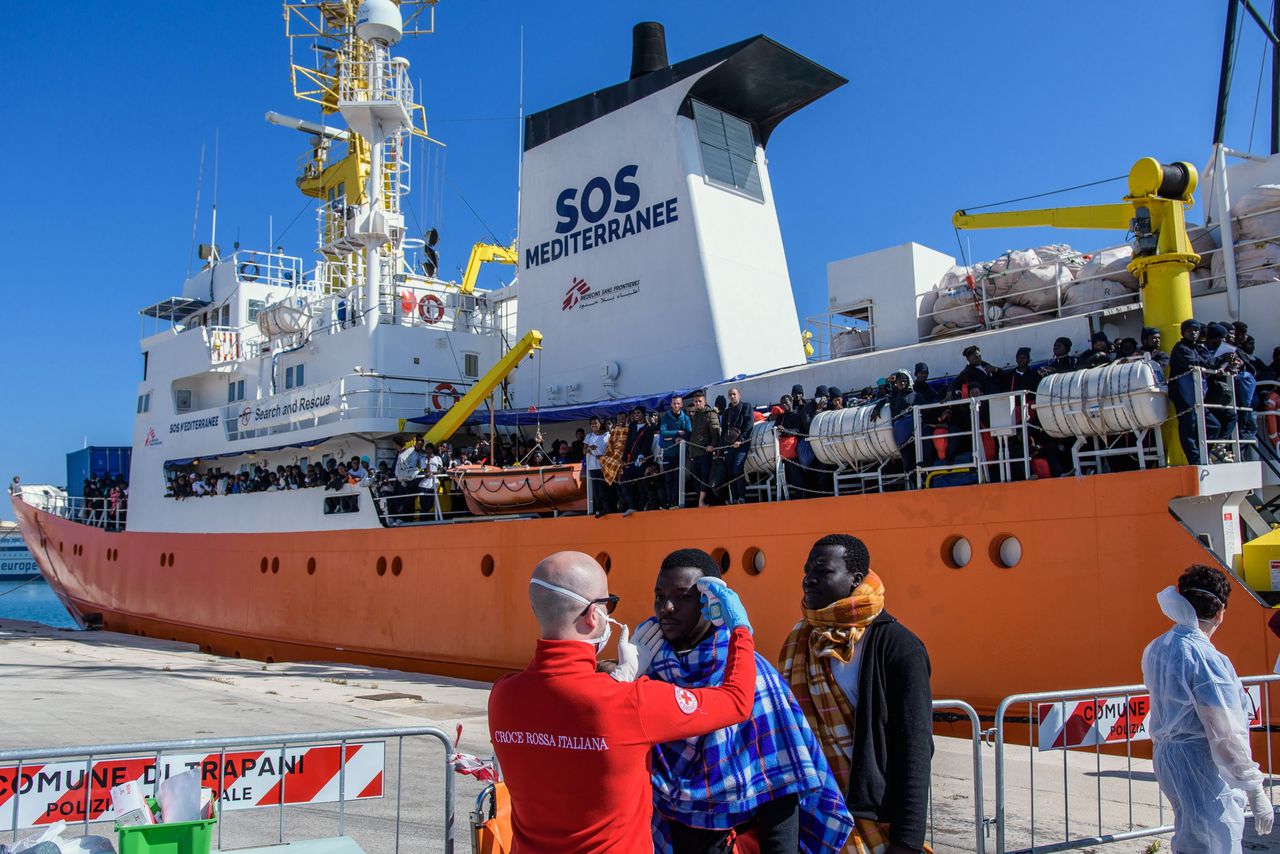 Italië weigert schip met geredde migranten te ontvangen in havens 