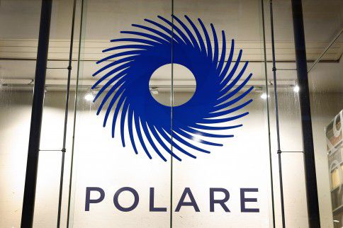 Het logo op een vestiging van Polare.
