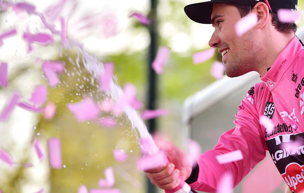 Tom Dumoulin viert zijn overwinning in de openingsrit van de Giro d' Italia in APeldoorn.