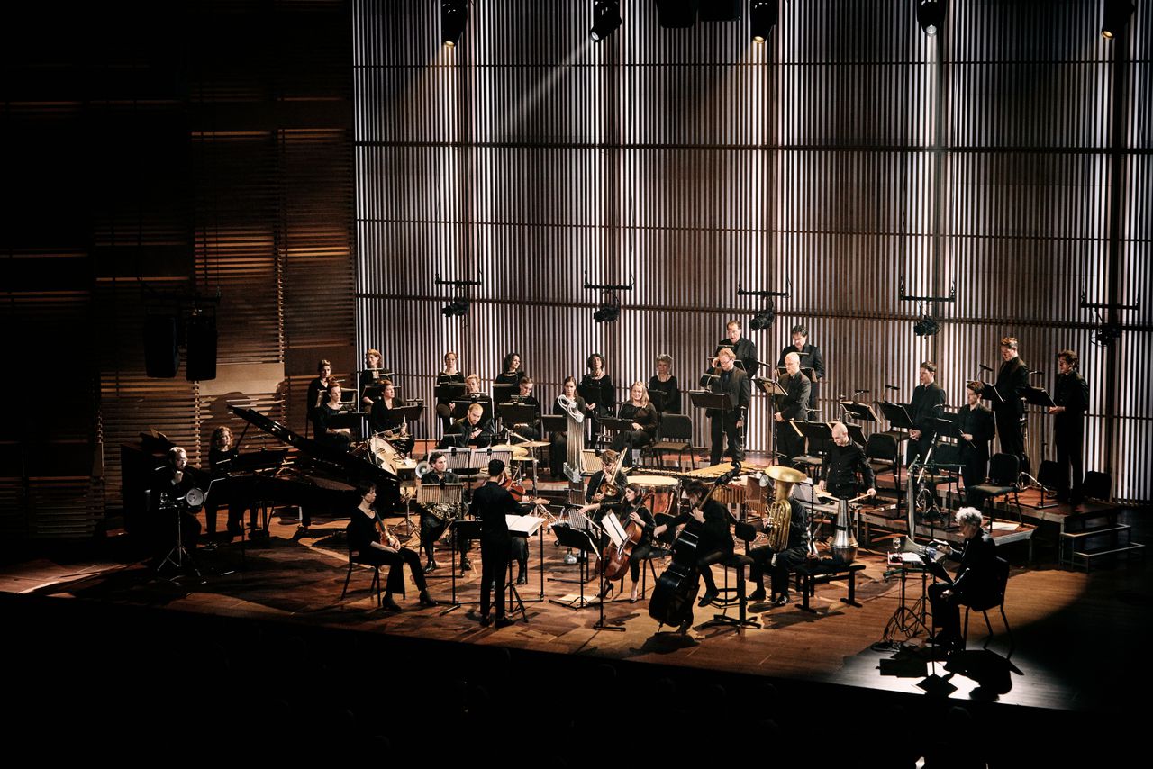 Het Asko|Schönberg ensemble en Cappella Amsterdam o.l.v. dirigent Manoj Kamps Foto Eduardus Lee