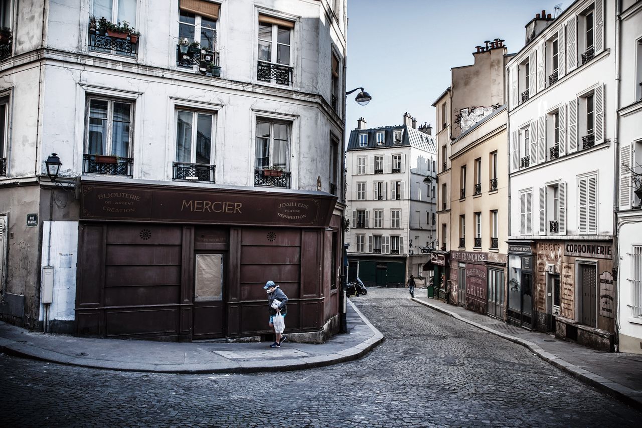 De straat in Montmartre die voor filmopnames is teruggebracht naar de jaren 40.