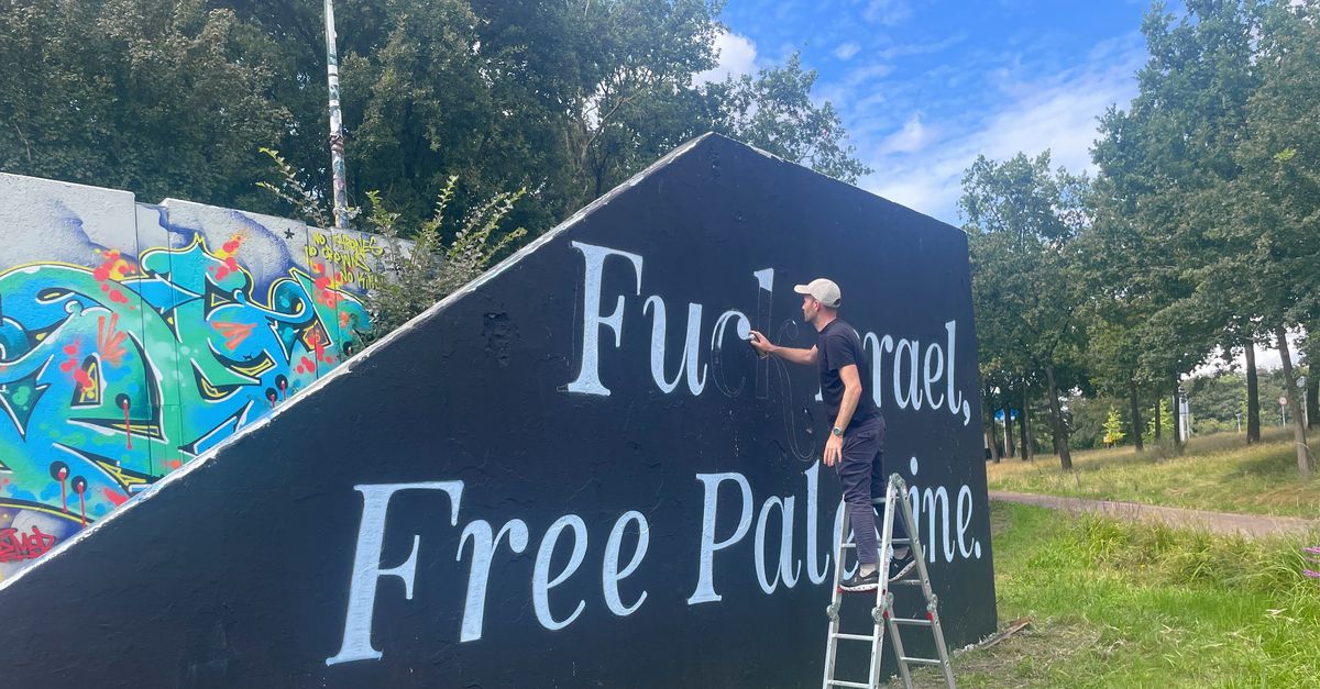 GraffitispuiterのNielsは、彼がイスラエルに抗議できると思っていました – 突然4つの警察バスが彼の後ろにいたまで