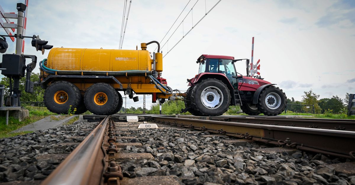 Een spoorwegovergang bij de Holthoevenweg waar eerder sabotage werd gepleegd.