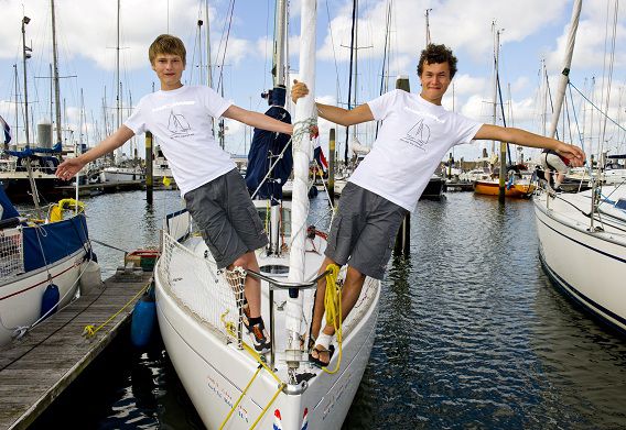 De zeilbroers Enrique (rechts) en Hugo vorig jaar augustus, kort voor hun vertrek uit de haven van IJmuiden. Met de zeilreis wilden ze aandacht vragen voor hun gebrek aan onderwijs.