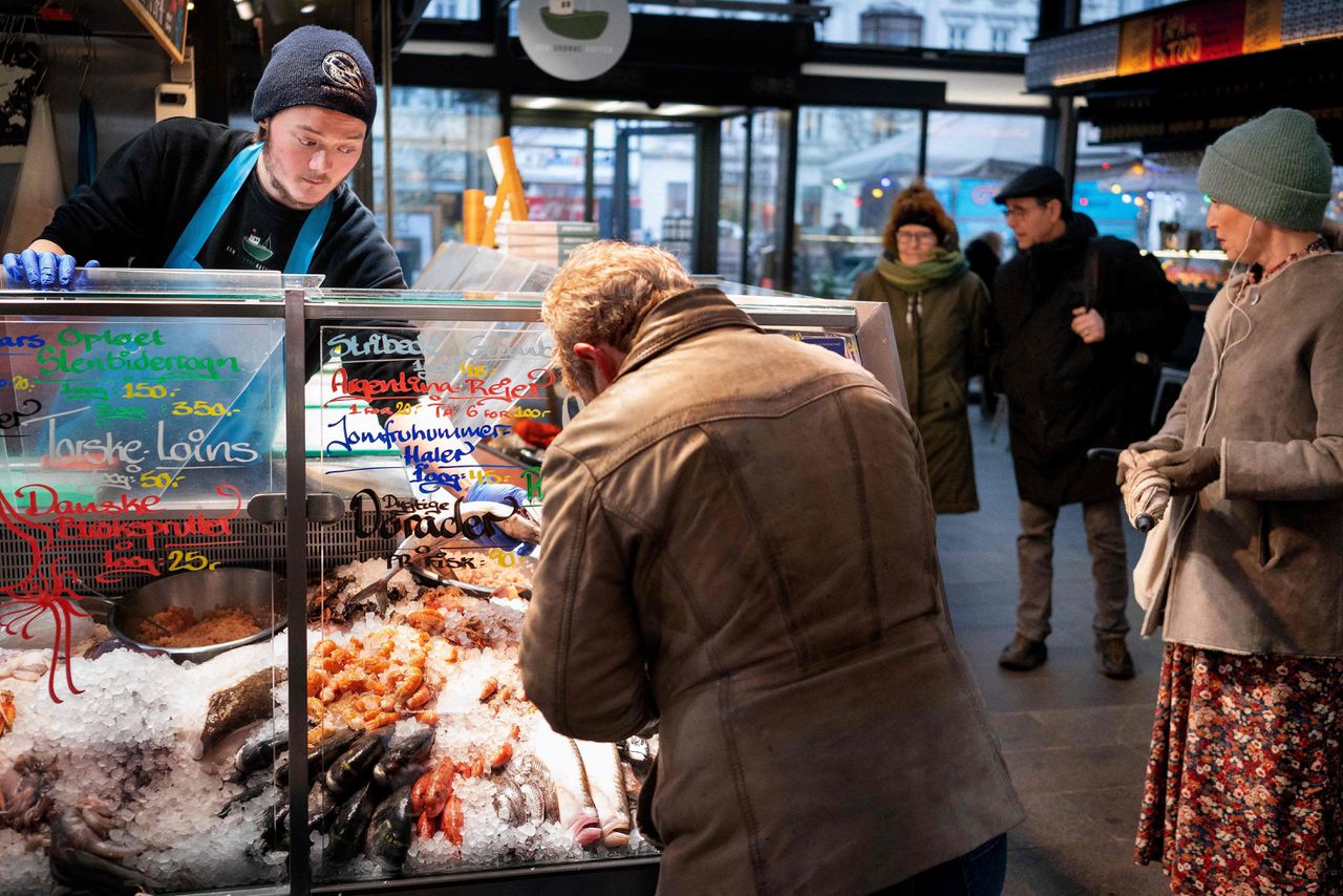 De markthal Torvehallerne in de Deense hoofdstad Kopenhagen, waar klanten en verkopers sinds deze maand geen mondkapje meer hoeven dragen.