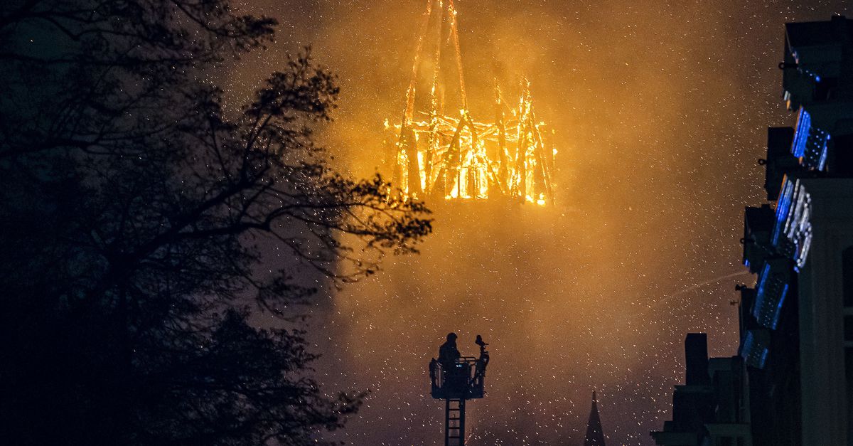 Geen instortingsgevaar meer bij brandende Vondelkerk in Amsterdam