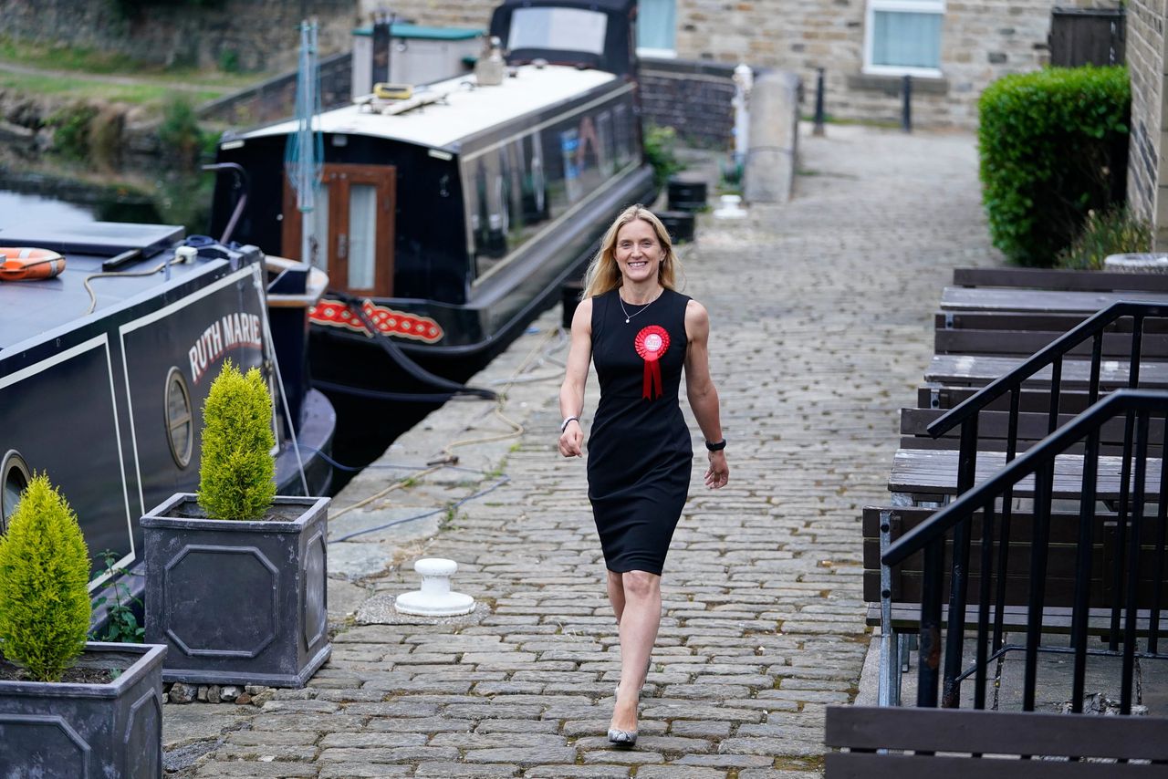 Kim Leadbeater loopt langs een gracht in Huddersfield, kort nadat bekend is geworden dat zij de verkiezing heeft gewonnen.
