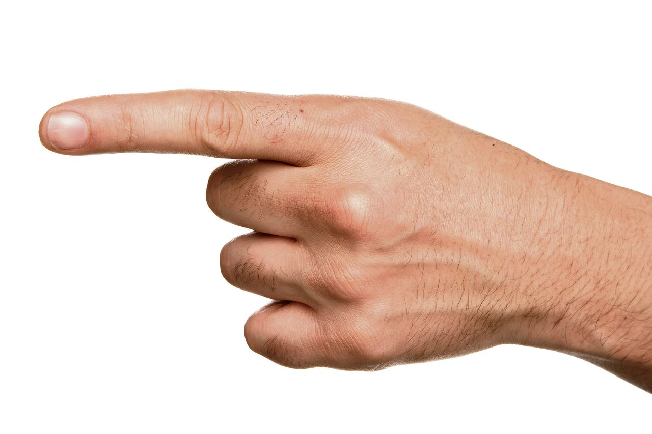 Переключение пальцев. Указательный палец. Рука с указательным пальцем. Палец без фона.