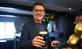 Andy Burnham koopt een pint Guinness tijdens een campagnebijeenkomst in de Holt’s Arms op 5 juni 2026 in Orrell, Engeland. Burnham is de Labour-kandidaat voor de tussentijdse verkiezingen in Makerfield, die gepland staan ​​voor donderdag 18 juni 2026.