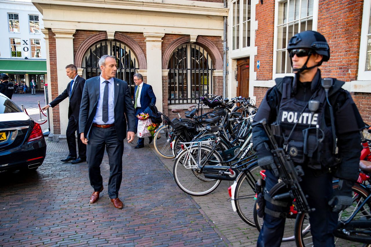 Burgemeester Jos Wienen van Haarlem vertrekt woensdagmiddag rond kwart voor vier uit het stadhuis van Haarlem met zware beveiliging. Wienen krijgt sinds twee dagen zware beveiliging.