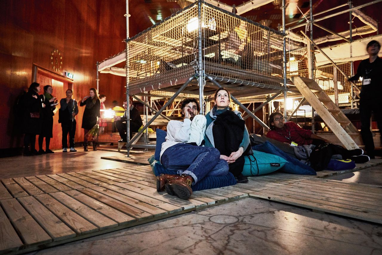 Films om bij te slapen in het Sleepcinemahotel tijdens filmfestival Rotterdam, in zaal Staal WTC in Rotterdam