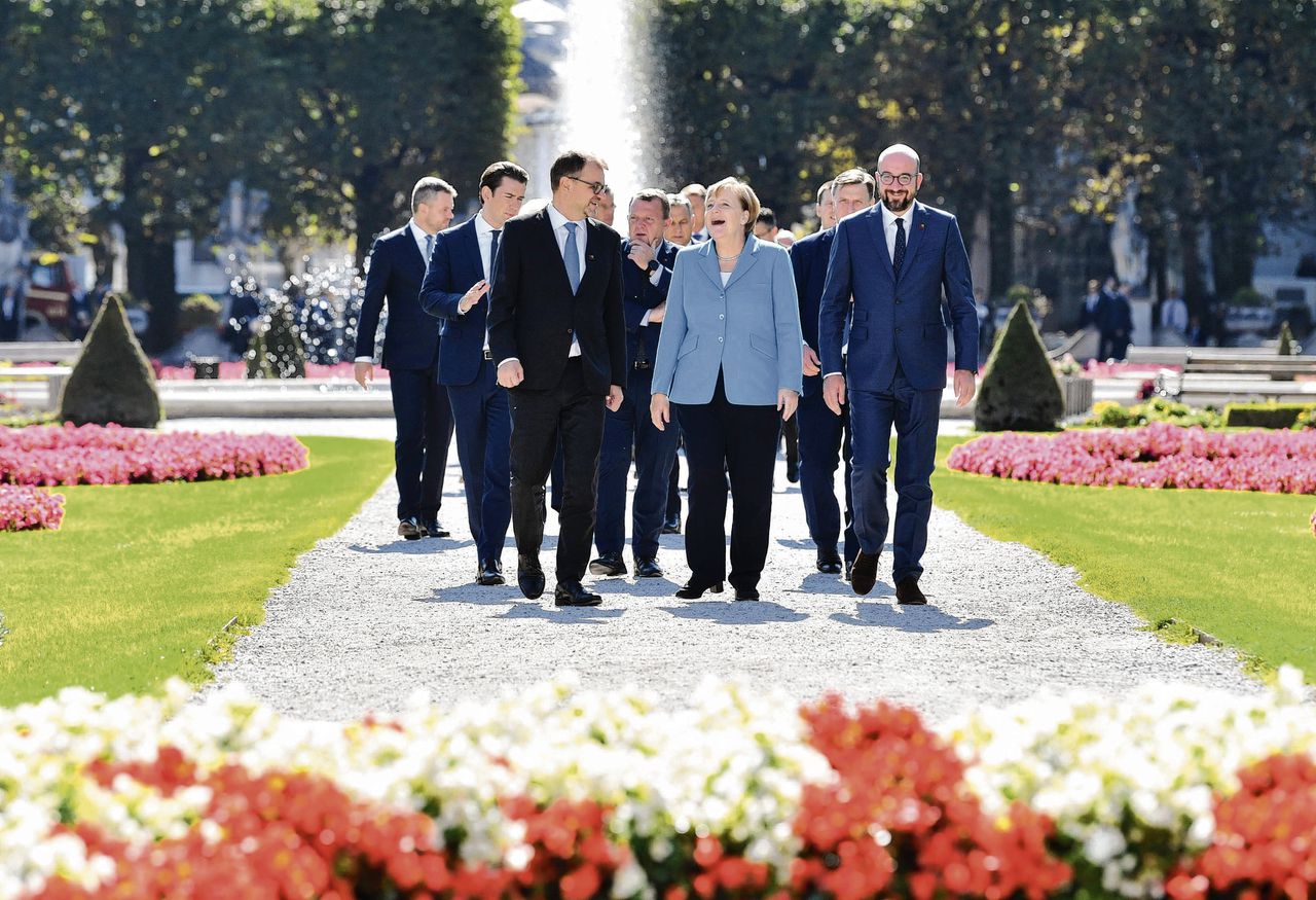 Op de voorgrond van links naar rechts: Finse premier Sipilä, kanselier Merkel en Belgische premier Michel.
