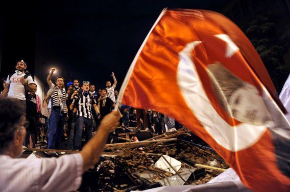 Ook vannacht gingen weer duizenden demonstranten de Turkse straten op.