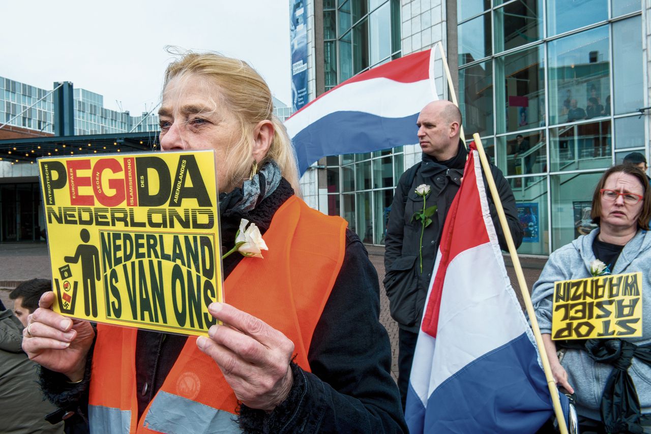 Het extreem-rechtse Pegida demonstreert in Amsterdam, op 3 november 2018.