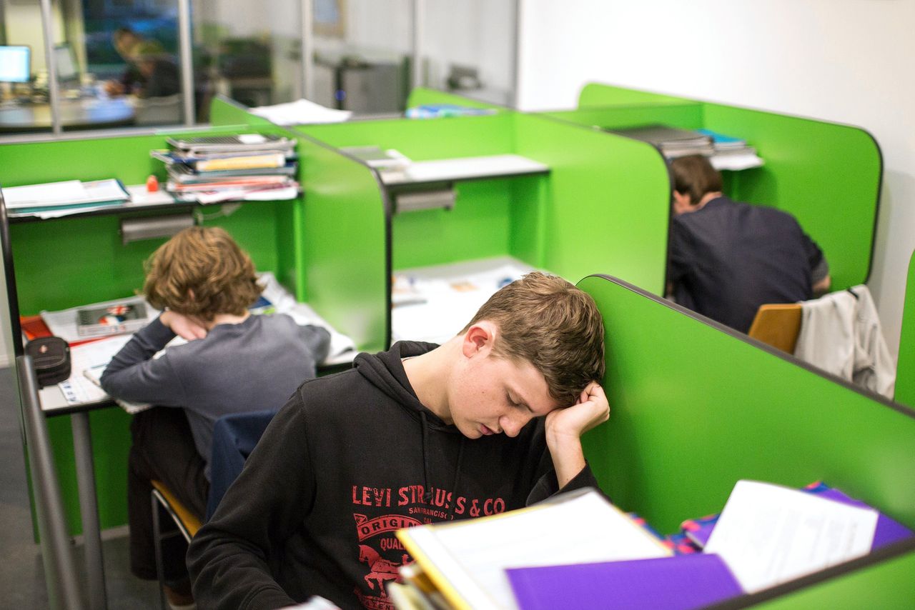 Leerlingen studeren bij een huiswerkinstituut in Utrecht. De opmars van betaalde bijlessen en huiswerkbegeleiding vergroot de ongelijkheid tussen leerlingen.