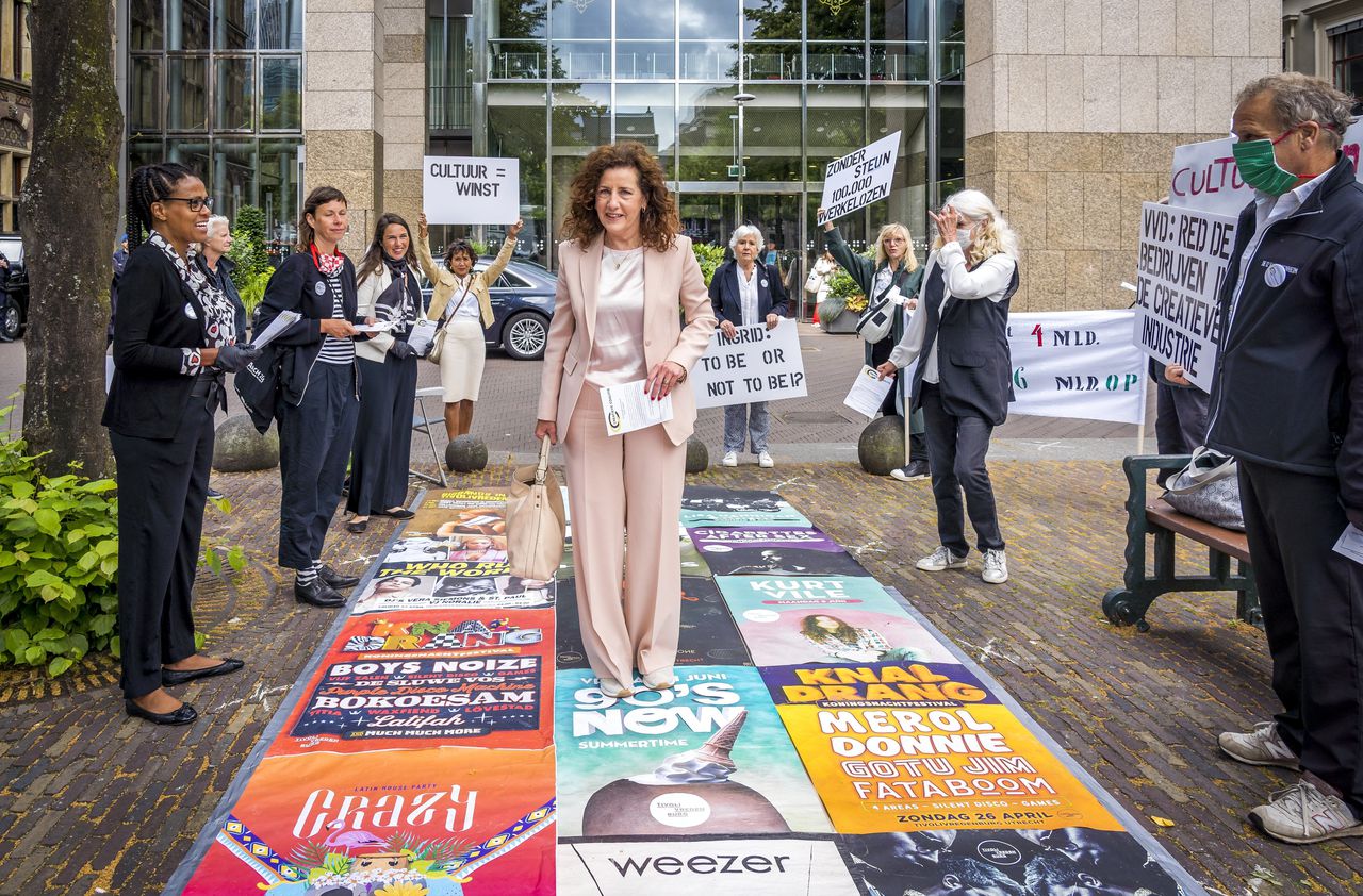 Ingrid van Engelshoven (D66), cultuurminister in coronatijd, liep twee jaar geleden over posters van geannuleerde voorstellingen en concerten.