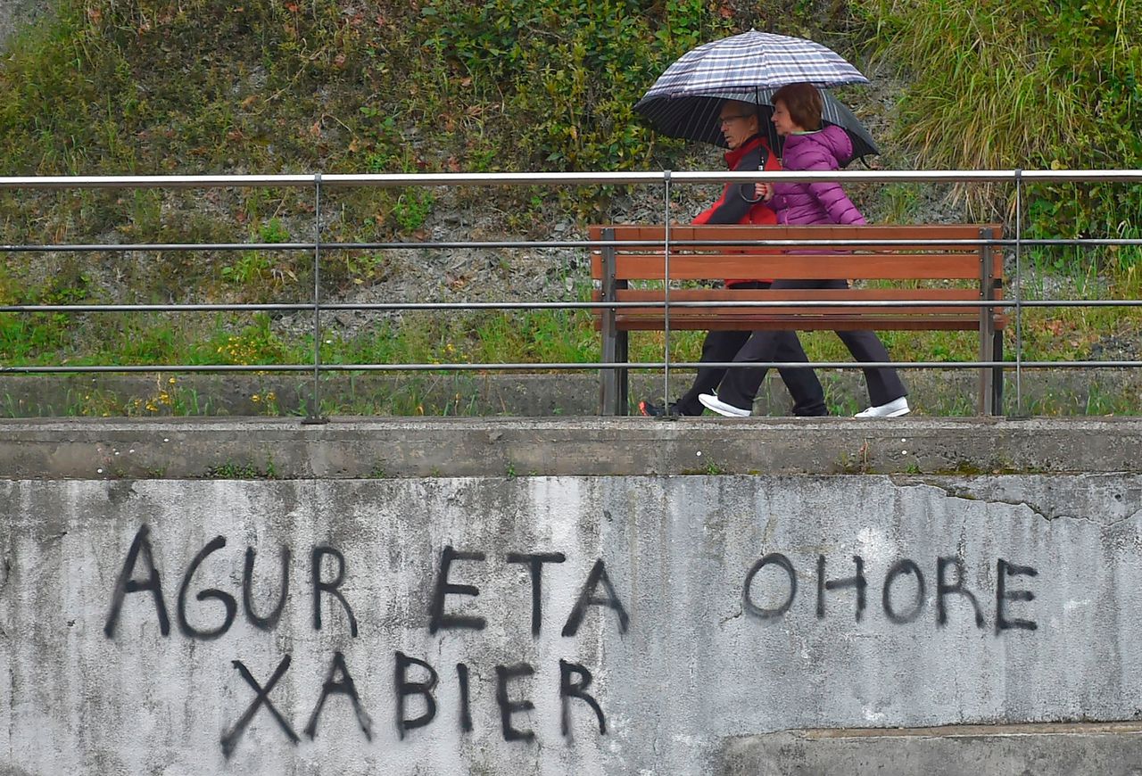 Een muur in de Baskische stad San Sebastian met de tekst ‘Xabier, je kunt met eer gaan’, een verwijzing naar ETA-man Xabier Urmeneta, die kort daarvoor in de cel was gestorven. Op 3 mei maakte de ETA bekend zichzelf na veertig jaar gewapende strijd voor afscheiding op te heffen.