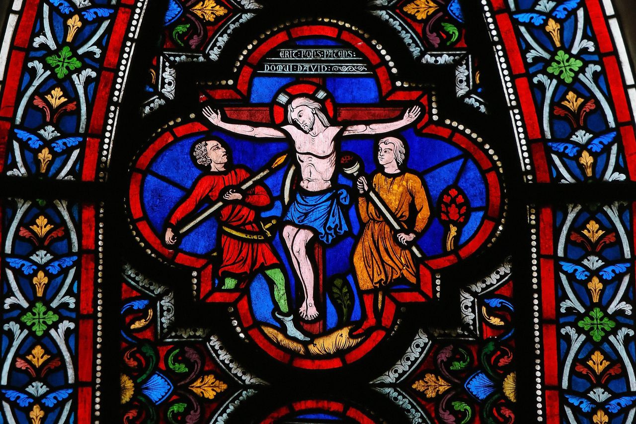 Jezus aan het kruis, 15e eeuws glas-in-lood raam in de kathedraal van Bayeux, Normandië.