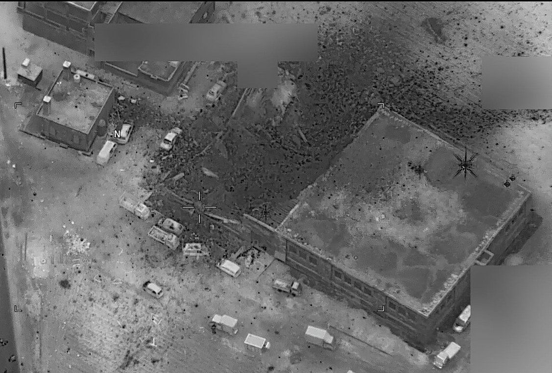 Het gebouw dat afgelopen donderdag onder vuur werd genomen door de Amerikaanse luchtmacht. Op de plek in al-Jinah, Syrië, zou een leider van al-Qaida een ontmoeting hebben gehad. Volgens het Amerikaanse ministerie van Defensie was de moskee, links van het gebouw, bewust niet gebombardeerd. Volgens het Syrische Observatorium voor de Mensenrechten is de moskee onder vuur genomen en zijn er 42 mensen omgekomen.