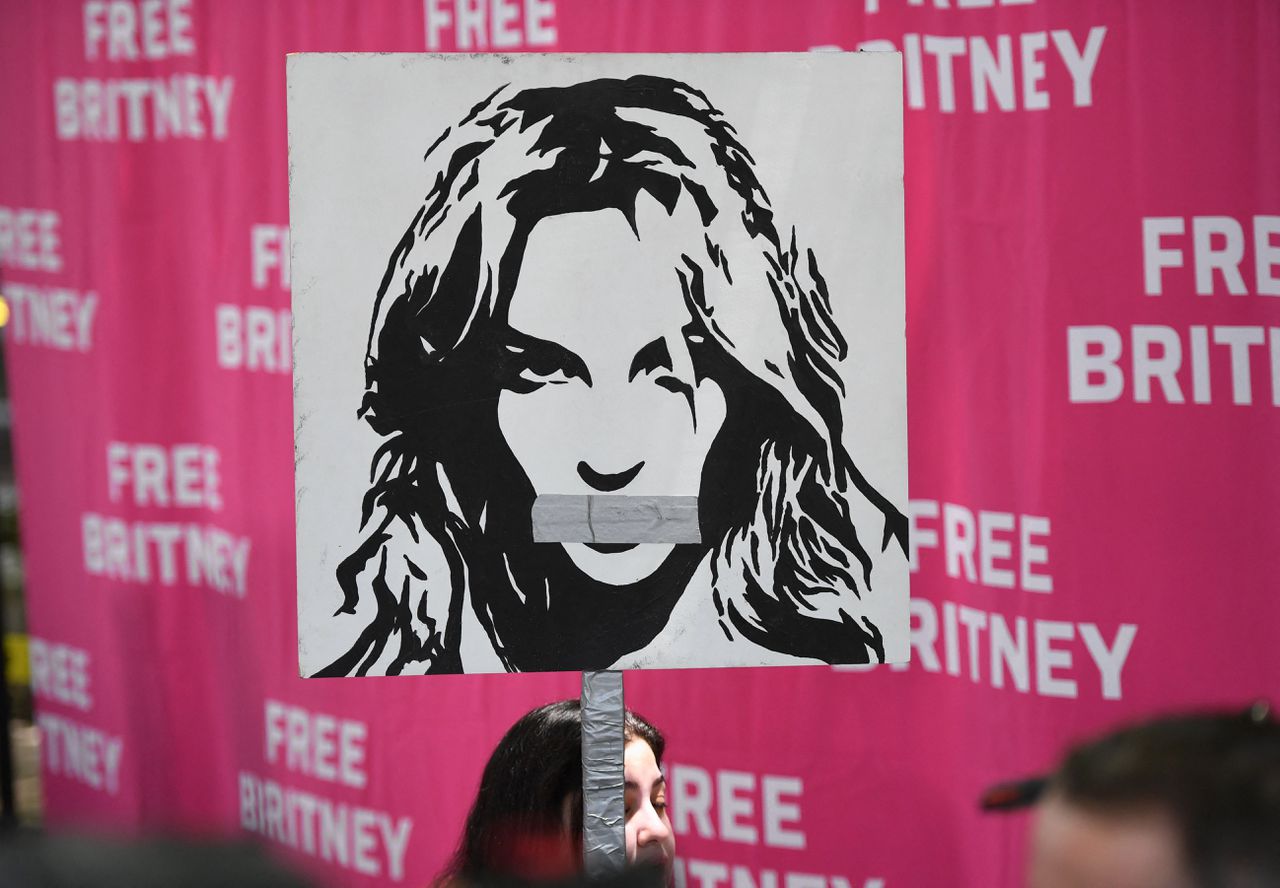Een fan die meeloopt in een Free Britney-protest.