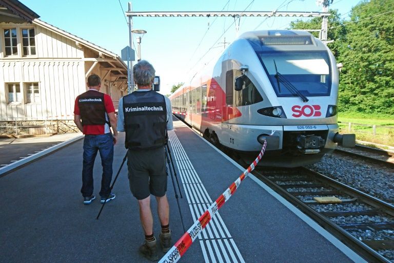 Politieonderzoek bij de trein waarin de aanval zaterdag plaatsvond.