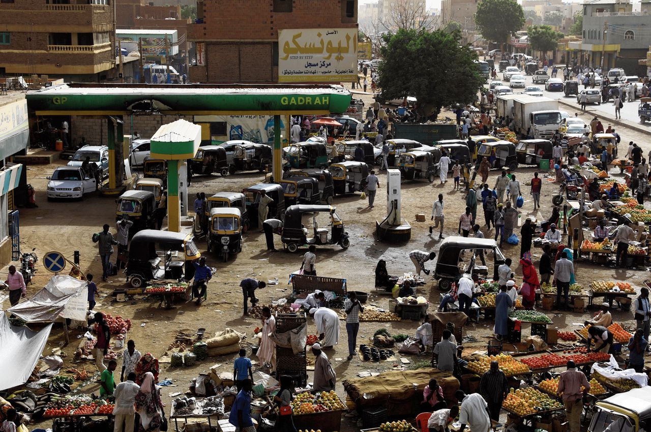 Lange rijen voor benzinestations in hoofdstad Khartoem. Het IMF kwam met een hervormingsplan waardoor de subsidie op benzine, waar de fundamentalisten van profiteerden, nu is afgeschaft.