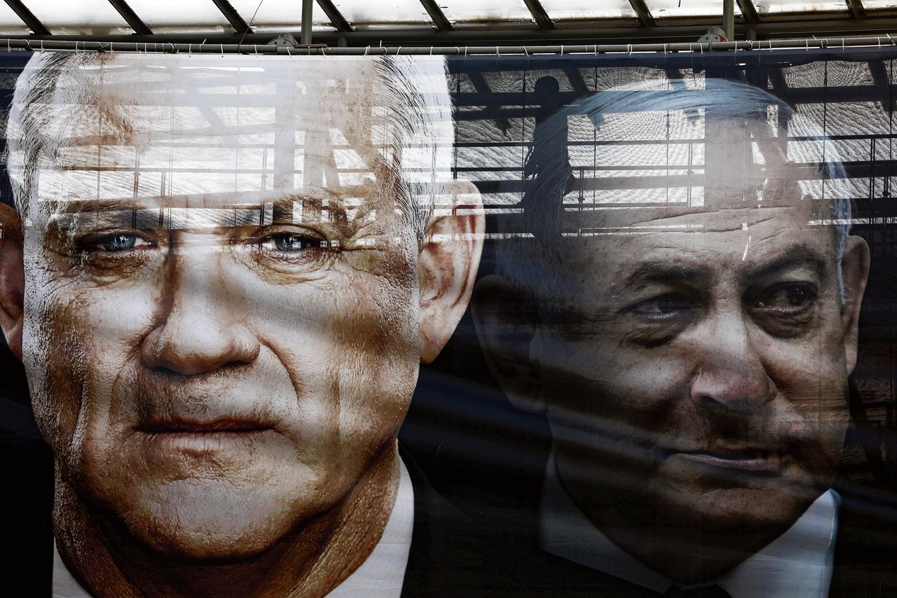 Een banner met daarop aanstaand vicepremier Benny Gantz (links) en zittend premier Benjamin Netanyahu. De twee zullen elkaar afwisselen als premier, zo is afgesproken in het regeerakkoord.