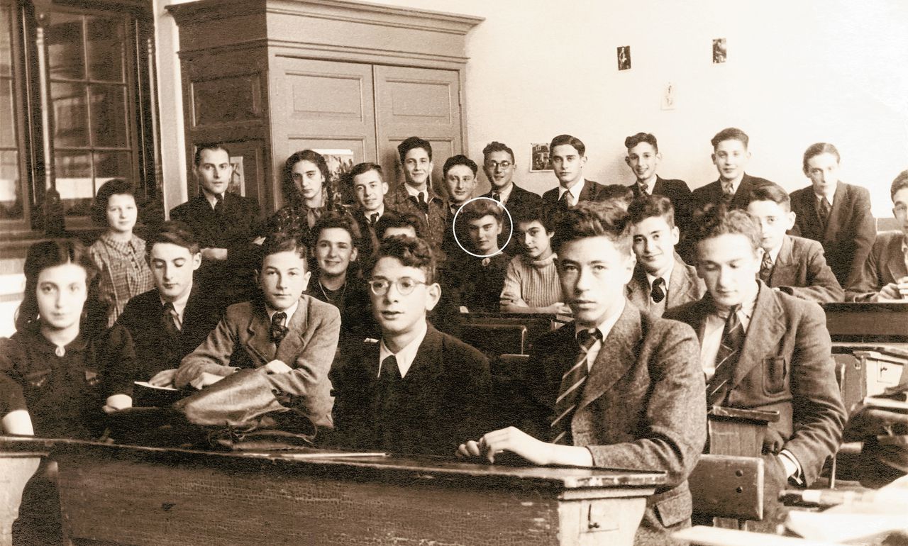 Derde klas lyceum van het Joods Lyceum Rotterdam, schooljaar 1941-1942. Carry Ulreich is omcirkeld. Esther van Vriesland is het meisje schuin voor Carry, van wie alleen het voorhoofd te zien is. Op de voorste rij zit Simon Hornman, met schooltas op tafel (derde van links).