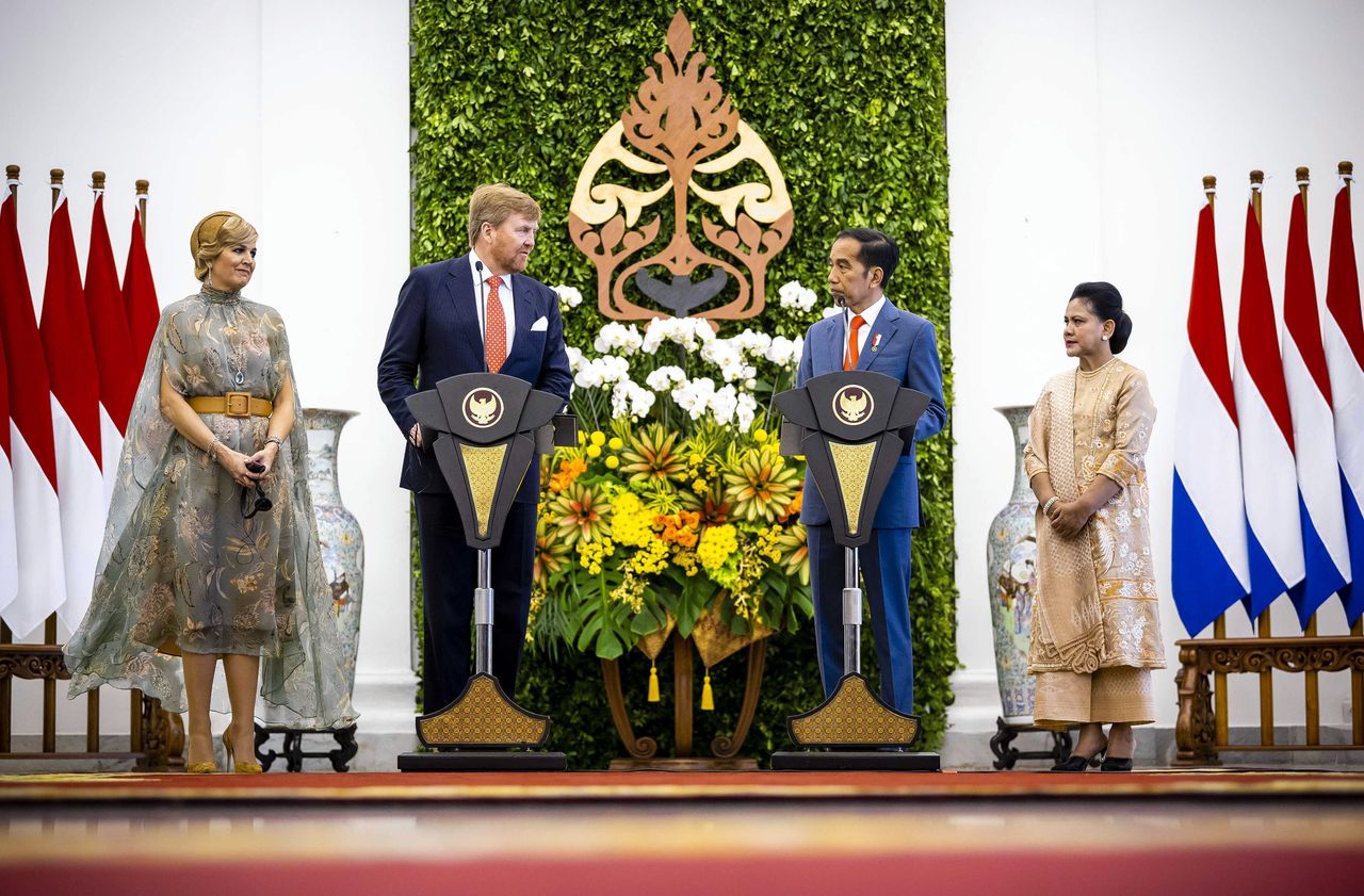 Koning Willem-Alexander en koningin Máxima worden verwelkomd op paleis Bogor in Jakarta door president Joko Widodo en zijn echtgenote Iriana.