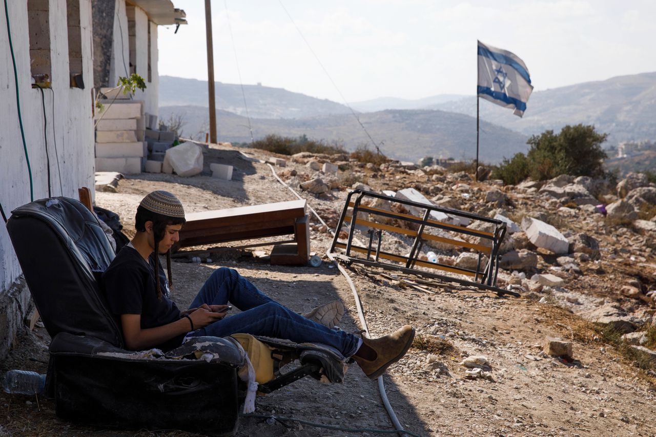 Een jongen bij de synagoge in de omstreden nieuwe joodse nederzetting Evyatar in de Westelijke Jordaanoever.