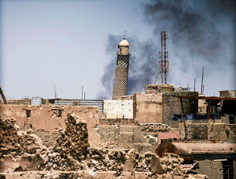 De Al-Nouri-moskee in Mosul, voor hij woensdag werd opgeblazen. De Al-Hadba (bochel), de scheve minaret, geldt als een icoon van Irak.