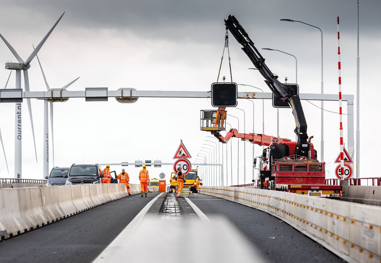 Werkzaamheden op de Haringvlietbrug eind augustus, waar een nieuwe maximumsnelheid wordt ingevoerd.