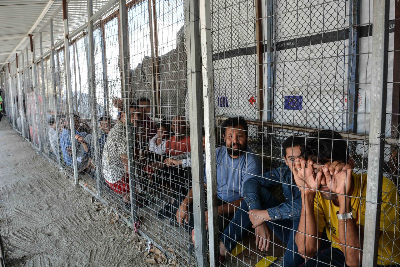 In het opvangcentrum van Moria wachten vluchtelingen om geregistreerd te worden zodat een asielprocedure kunnen starten. Het kamp is ernstig overbevolkt.