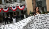 Een vrouw demonstreert bij de rechtbank van Oakland in Californië, waar 18 augustus de zaak van verschillende Amerikaanse staten tegen Meta begon. 
