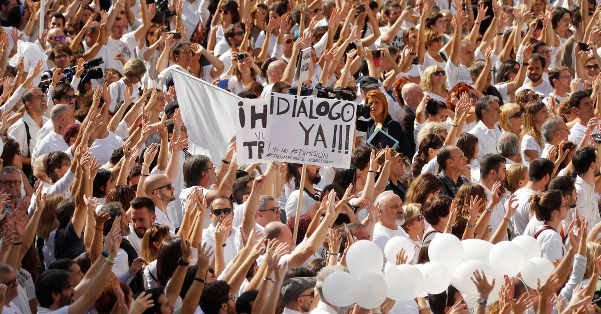 Spanjaarden en Catalanen betogen voor dialoog