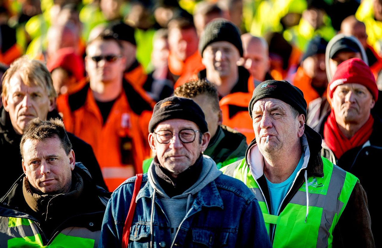 Demonstranten voeren actie op de Maasvlakte in Rotterdam tegen de verhoging van de AOW-leeftijd.