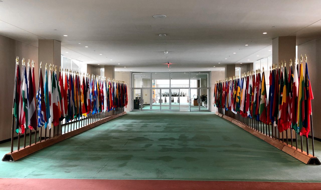 Lege wandelgang in het VN-hoofdkwartier. Normaal gesproken bruisen gangen als deze van de mensen.