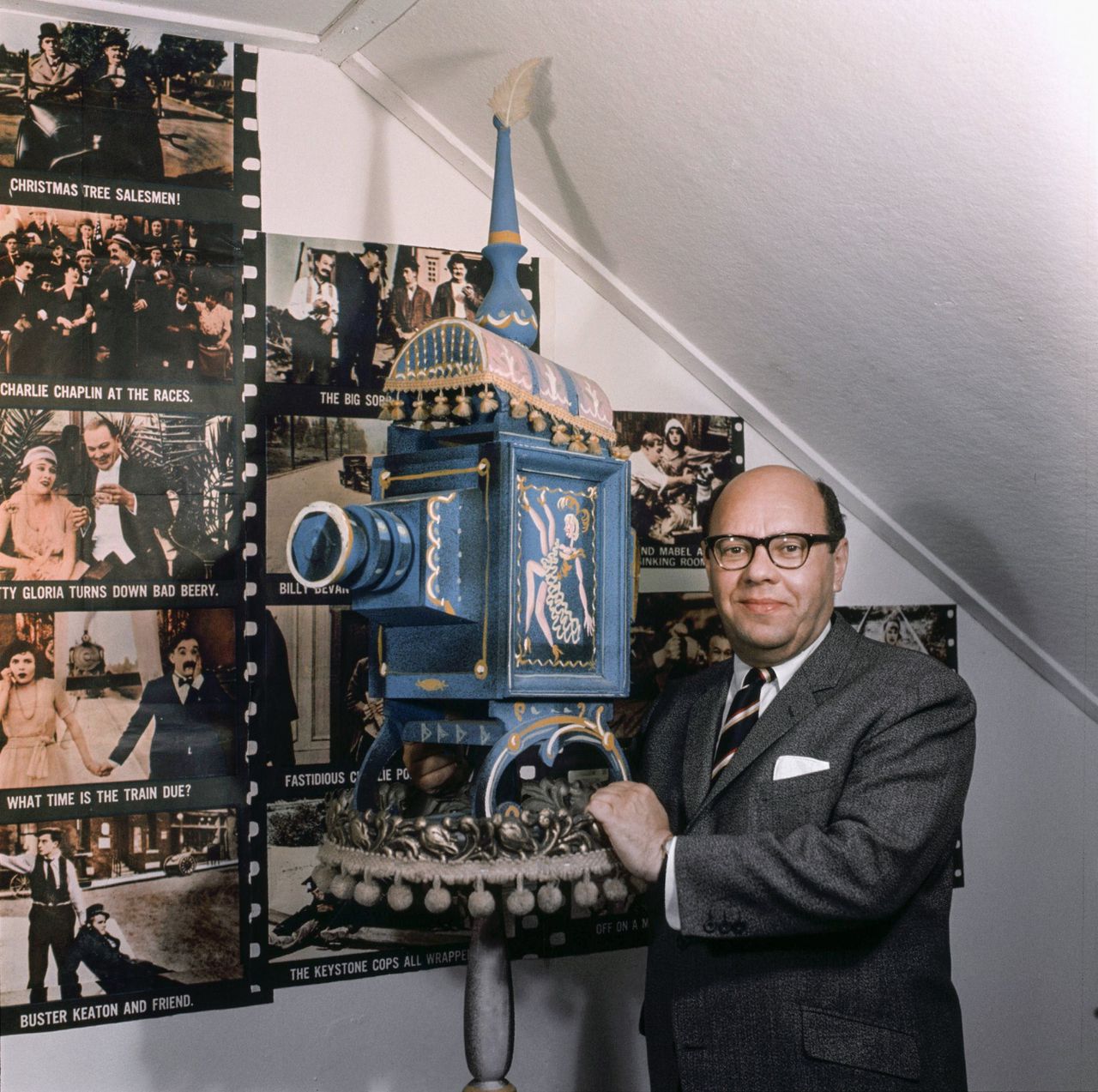 Simon van Collem in 1965 naast een toverlantaarn, voorloper van de film.