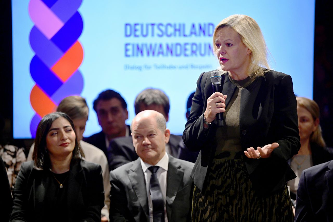 De Duitse minister van Binnenlandse Zaken Nancy Faeser sprak maandag tijdens een evenement over immigratie in Berlijn. Naast haar bondskanselier Olaf Scholz.