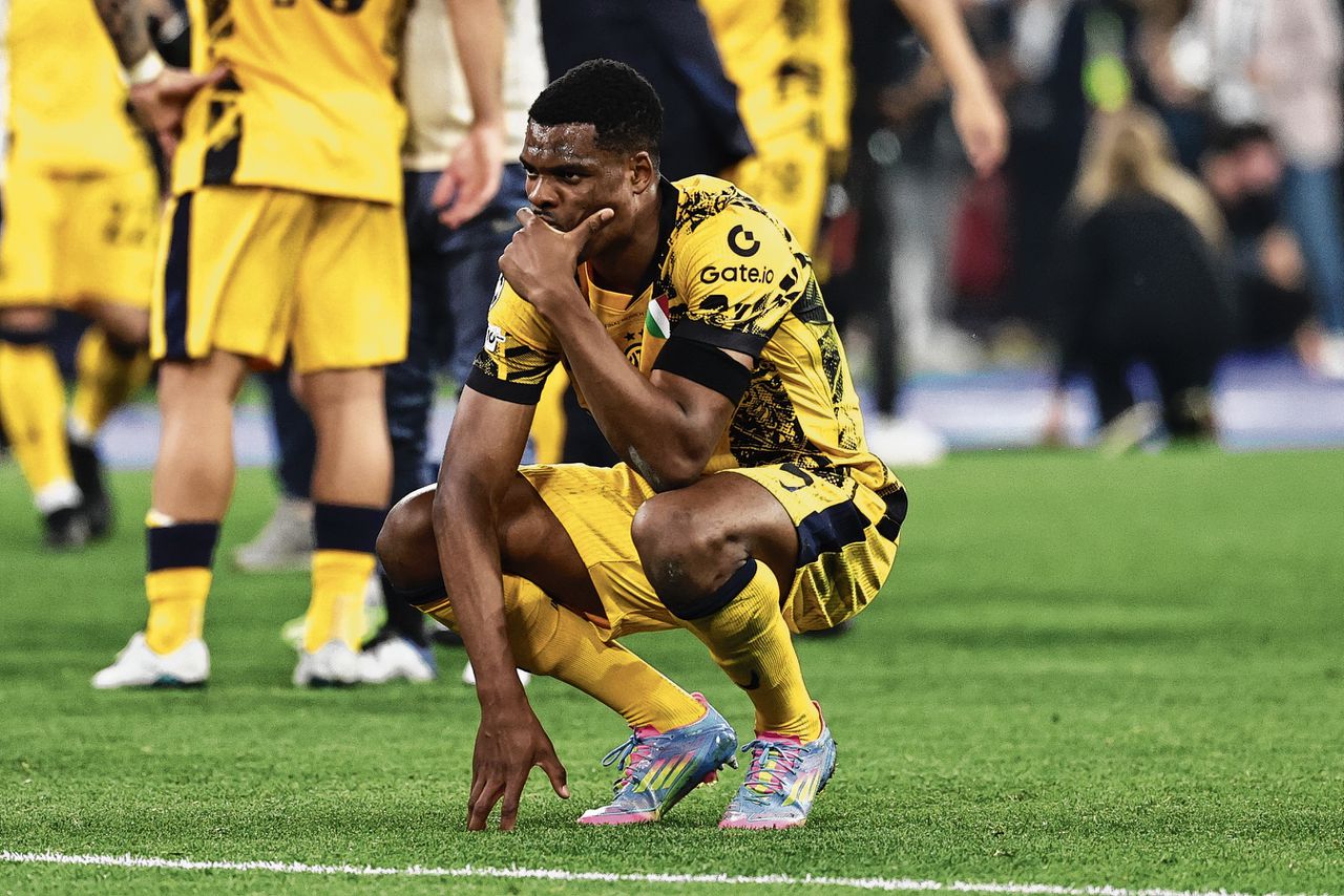 After the 3-0 of PSG, Denzel Dumfries winds his bottle out of frustration