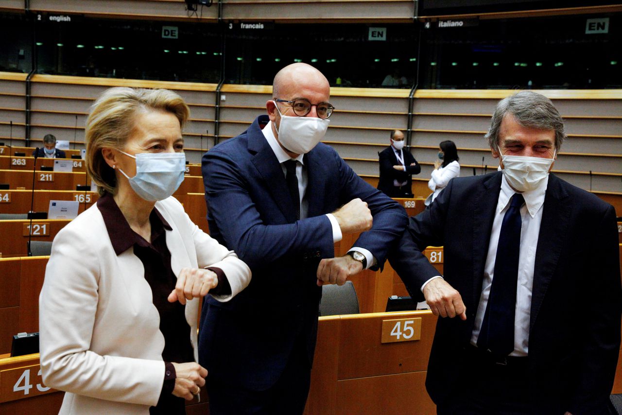 Voorzitter van de Europese Commissie Ursula von der Leyen, voorzitter van de Europese Raad Charles Michel en parlementsvoorzitter David-Maria Sassoli voorafgaand aan de zitting in het Europees parlement donderdag.