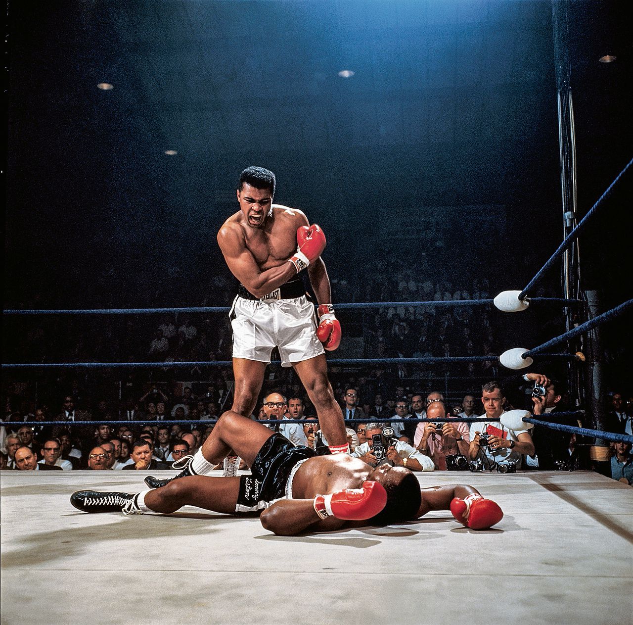 1965: Muhammad Ali heeft Sonny Liston net als een jaar eerder knock-out geslagen, met een klap die vrijwel niemand zag, een 'phantom punch'.
