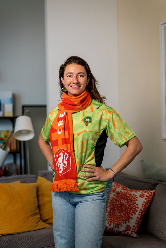 Nienke de Bruijn met Marokko-shirt en Nederland-sjaal
