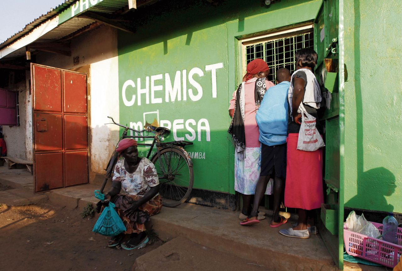 Klanten bij een apotheek in Nyang’oma Kogelo in het westen van Kenia. Medicijnen in armere landen worden langzaam beter toegankelijk.