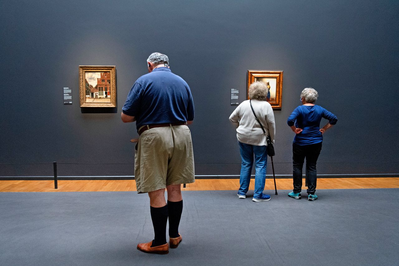 De eerste bezoekers in het Rijksmuseum op zaterdag, de dag waarop Nederlandse musea weer open mochten dankzij een versoepeling van de coronaregels.