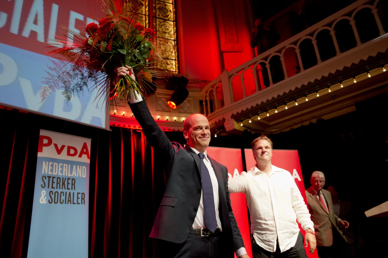 AMSTERDAM - PvdA-lijsttrekker Diederik Samsom (L) viert samen met partijvoorzitter en campagneleider Hans Spekman de verwachte uitslag van de Tweede Kamerverkiezingen op het podium in de Amsterdamse poptempel Paradiso. ANP ROBIN UTRECHT