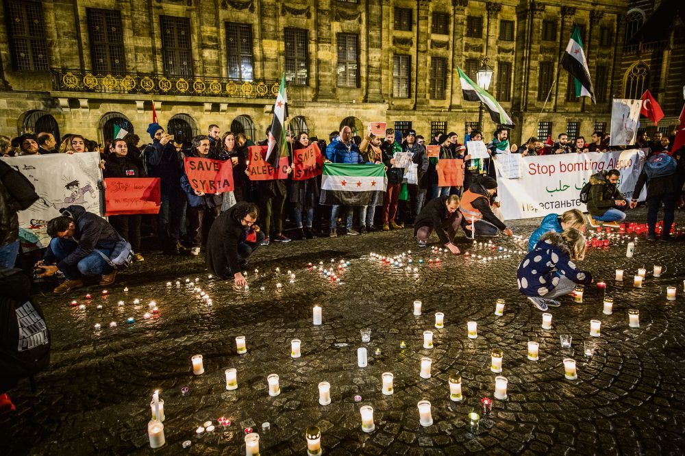 Op de Dam in Amsterdam kwamen woensdagavond enkele honderden personen bijeen om stil te staan bij de slachtoffers in Aleppo.